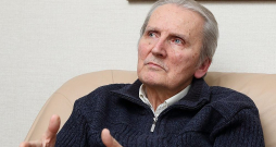 Jānis Lagzdiņš: "Vienreiz izbeigsim skandēt sabiedrībai un arī uzņēmējiem tik tīkamo tēzi, ka Latvijas saimniecisko atpalicību nosaka valdības nepareiza rīcība. To nosaka mūsu pašu, toskait uzņēmēju, nespēja strādāt un veidot biznesu, organizēt ražošanu un pakalpojumus, eksportēt, kā to ar panākumiem dara kaimiņvalstīs." 