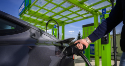 "Neste" atklāj pirmo atjaunojamās elektrības uzlādes staciju.