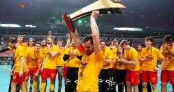 "Elvi Florbola līgas" vīriešu turnīra uzvarētāji "Masters"/"Ulbroka" komanda apbalvošanas ceremonijas laikā "Arēnā Rīga".