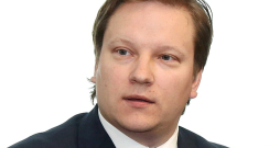 Jānis Patmalnieks, Saeimas deputāts ("Jaunā Vienotība"), bijušais Ministru prezidenta biroja vadītājs. Jānis Patmalnieks, Saeimas deputāts ("Jaunā Vienotība"), bijušais Ministru prezidenta biroja vadītājs.