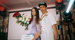Andrejs Rastorgujevs pēc sezonas apprecējies ar draudzeni Nadeždu, kura nu pārgājusi vīra uzvārdā. "Viņa ir mana Nadežda gan tiešā, gan pārnestā nozīmē," biatlonists izmanto vārdu spēli. Nadežda tulkojumā no krievu valodas nozīmē – cerība. Andrejs Rastorgujevs pēc sezonas apprecējies ar draudzeni Nadeždu, kura nu pārgājusi vīra uzvārdā. "Viņa ir mana Nadežda gan tiešā, gan pārnestā nozīmē," biatlonists izmanto vārdu spēli. Nadežda tulkojumā no krievu valodas nozīmē – cerība.