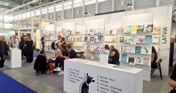 Platformas "Latvian Literature" organizētais Latvijas stends Boloņas izstādē atradās līdzās citu Eiropas valstu stendiem un turpināja iesākto "#IamIntrovert" tēmu. Platformas "Latvian Literature" organizētais Latvijas stends Boloņas izstādē atradās līdzās citu Eiropas valstu stendiem un turpināja iesākto "#IamIntrovert" tēmu.