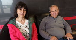 “Poļi ļoti palīdz un pret Ukrainas bēgļiem izturas pretimnākoši,” saka bijusī Harkivas iedzīvotāja Erna Zakhariana, spiežot roku darba devējam, Tarnovas uzņēmējam Marekam Maļišam. 