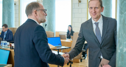 Aizsardzības ministrs Andris Sprūds (no kreisās) valdības mājā sveic Aivaru Puriņu. Aizsardzības ministrs Andris Sprūds (no kreisās) valdības mājā sveic Aivaru Puriņu.