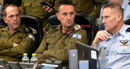 Izraēlas armijas ģenerālštāba priekšnieks Herci Halevi (centrā) armijas vadības sanāksmē Telavivā svētdien pēc atvairītā Irānas uzbrukuma. Halevi uzsvēris, ka Irāna "sagaidīs atbildi".