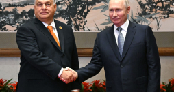 Ungārijas premjers Viktors Orbāns (no kreisās) Ķīnā tikās ar Krievijas diktatoru Vladimiru Putinu un nevairījās spiest viņam roku. Ungārija ir Eiropas Savienības un NATO dalībvalsts, taču Orbāna vadībā tā joprojām uztur draudzīgas attiecības ar Krieviju un liek šķēršļus kaimiņvalsts Ukrainas ceļā uz ES.