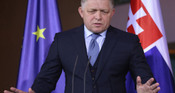 Slovākijas premjers Roberts Fico kopš atgriešanās valdības vadītāja
postenī ieturējis Krievijai labvēlīgu nostāju Slovākijas premjers Roberts Fico kopš atgriešanās valdības vadītāja
postenī ieturējis Krievijai labvēlīgu nostāju