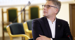 "Saskaņas" politiķis Nils Ušakovs, kurš savulaik parakstījies referenduma rīkošanai par krievu valodu kā valsts valodu Latvijā, joprojām turpina savu kursu. "Saskaņas" politiķis Nils Ušakovs, kurš savulaik parakstījies referenduma rīkošanai par krievu valodu kā valsts valodu Latvijā, joprojām turpina savu kursu.