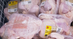 Lielākais mazumtirdzniecības uzcenojums Latvijā ražotai pārtikai pret importa produkciju (vidēji 17 mēnešos) bijis svaigam cālim: +196%. (Attēlam ilustratīva nozīme.)