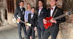 “Ze Band” pirmsākumi. No kreisās: Kaspars, Anda, jaunākais dēls Jēkabs, vidējais dēls Mārtiņš un vecākais dēls Kārlis.