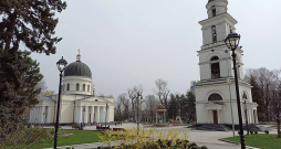 1836. gadā celtā pareizticīgo katedrāle pilsētas centrā pārstāv veco Kišiņevas arhitektūru. Pa labi – zvanu tornis, kas padomju varas gados iznīcināts, bet, sākoties "perestroikas" atkusnim – atjaunots. 1836. gadā celtā pareizticīgo katedrāle pilsētas centrā pārstāv veco Kišiņevas arhitektūru. Pa labi – zvanu tornis, kas padomju varas gados iznīcināts, bet, sākoties "perestroikas" atkusnim – atjaunots.