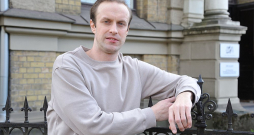 Kārlis Reijers: "Maratā saskatu ļoti daudz līdzības ar to, kā cilvēki un es pats jūtos šodien." Kārlis Reijers: "Maratā saskatu ļoti daudz līdzības ar to, kā cilvēki un es pats jūtos šodien."