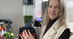 Signe Turauska savā Siguldas "Dabas laboratorijā" pārdošanai gatavo svaigi spiestas sulas un šotiņus. "Mājas Viesa" ciemiem tapa pavasara zaļumu un augļu smūtijs jeb kokteilis. Signe Turauska savā Siguldas "Dabas laboratorijā" pārdošanai gatavo svaigi spiestas sulas un šotiņus. "Mājas Viesa" ciemiem tapa pavasara zaļumu un augļu smūtijs jeb kokteilis.