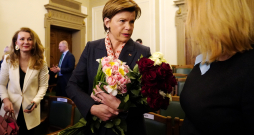 Saeima ārkārtas sēde, kurā lemj par uzticības izteikšanu diplomātei, topošajai ārlietu ministrei Baibai Bražei. Saeima ārkārtas sēde, kurā lemj par uzticības izteikšanu diplomātei, topošajai ārlietu ministrei Baibai Bražei.