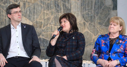 Eva Viļķina uzskata, ka ir jāveido sistēma, kas motivētu cilvēkus ar invaliditāti nesēdēt mājās, bet darboties, pretējā gadījumā tiekot vairoti liekēži. Viņā ieklausās Juris Viļums un Diāna Vītola. Eva Viļķina uzskata, ka ir jāveido sistēma, kas motivētu cilvēkus ar invaliditāti nesēdēt mājās, bet darboties, pretējā gadījumā tiekot vairoti liekēži. Viņā ieklausās Juris Viļums un Diāna Vītola.