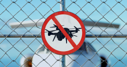 Obligāti jāievēro bezpilota gaisa kuģa pilotēšanai noteiktie ierobežojumi, piemēram, lidlauku tuvumā.