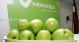Partijai "Vienotība" šogad jāiekožas vienā rūgtā ābolā pēc otra... Vispirms skandāls ar bijušā premjera Krišjāņa Kariņa lidojumiem, tad bijušā partijas biedra un ilggadējā "Vienotības" biroja vadītāja Normunda Orleāna paziņojumi par aplokšņu algu maksāšanu (partijas vērtējumā tie ir izdomāti ar mērķi nomelnot "Vienotību"), otrdien Korupcijas novēršanas un apkarošanas birojs vēstīja, ka sācis resorisko pārbaudi saistībā ar uzņēmuma "SOAAR" izstrādātās IT sistēmas, iespējams, nelikumīgu izmantošanu partijas "Vienotība" kongresos. Tagad seko jauni pārmetumi. Partijai "Vienotība" šogad jāiekožas vienā rūgtā ābolā pēc otra... Vispirms skandāls ar bijušā premjera Krišjāņa Kariņa lidojumiem, tad bijušā partijas biedra un ilggadējā "Vienotības" biroja vadītāja Normunda Orleāna paziņojumi par aplokšņu algu maksāšanu (partijas vērtējumā tie ir izdomāti ar mērķi nomelnot "Vienotību"), otrdien Korupcijas novēršanas un apkarošanas birojs vēstīja, ka sācis resorisko pārbaudi saistībā ar uzņēmuma "SOAAR" izstrādātās IT sistēmas, iespējams, nelikumīgu izmantošanu partijas "Vienotība" kongresos. Tagad seko jauni pārmetumi.