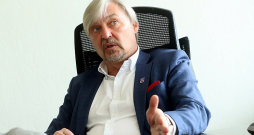 Limbažu novada domes priekšsēdētājs Dagnis Straubergs: "No 2010. līdz 2017. gadam Salacgrīvā ar gaisa–ūdens tipa siltumsūkni, kura ūdens daļa bija ieguldīta Baltijas jūrā, apsildīja vidusskolu, mūzikas un mākslas skolu un sporta un atpūtas kompleksu. Septiņu darbības gadu laikā siltumsūknis saražoja 1736 MWh siltumenerģijas, divas reizes samazinot ogļskābās gāzes izmešus – no 508,72 t/gadā līdz 265 t/gadā."