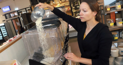 "Zero waste" koncepta veikala saimniece Elīna Veide vispirms mēģinājusi samazināt savas ģimenes radīto atkritumu daudzumu. Tad radusies pārliecība, ka jāizveido beziepakojuma veikals Pārdaugavas iedzīvotājiem. "Ir skaidrs, ka cilvēkiem beziepakojuma koncepts vairs nerada izbrīnu un liekas saprotams kā ideja. Bet vai liela daļa sabiedrības pāries uz šādu atbildīgu iepirkšanos? To gan nezinu..."