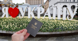 Ukrainas politiskajās aprindās un sabiedrībā jau ilgāku laiku norit diskusijas par mobilizāciju. Atsevišķā likumā Ukrainas parlaments no 27 līdz 25 gadiem pazemināja slieksni, no kura armijā drīkst mobilizēt ukraiņu vīriešus, bet pēc tam pieņēma arī atsevišķu mobilizācijas likumu, kurā cita starpā paredzēti arī stingrāki sodi par izvairīšanos no mobilizācijas. Attēlā: vīrietis rāda Ukrainas armijas rezerves virsnieka apliecību.
