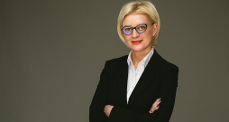 "Lielākā daļa mazo un vidējo uzņēmēju līdz kļūdainu VID lēmumu tālākai apstrīdēšanai nemaz netiek – uzņēmumu slēdz, pāriet pelēkajā zonā vai dodas strādāt uz ārzemēm, kas notiek vairākumā gadījumu," par savu pieredzi, aizstāvot uzņēmēju intereses strīdu gadījumos ar VID, stāsta zvērināta advokāte Karīna Landmesere.