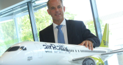Starp citu – "Air Baltic" šefs joprojām neko daudz nezina par latviešu valodu, bet viņam šīs zināšanas neviens arī neprasa. "Viens likums, viena taisnība visiem"? Starp citu – "Air Baltic" šefs joprojām neko daudz nezina par latviešu valodu, bet viņam šīs zināšanas neviens arī neprasa. "Viens likums, viena taisnība visiem"?