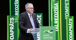 Par nesakārtoto partijas saimniecību atbildība būtu jāuzņemas tās priekšsēdētājam Arvilam Ašeradenam, taču pašlaik "Vienotība" par labāku aizstāvības taktiku uzskata dažādu pārmetumu izteikšanu trauksmes cēlājiem. Par nesakārtoto partijas saimniecību atbildība būtu jāuzņemas tās priekšsēdētājam Arvilam Ašeradenam, taču pašlaik "Vienotība" par labāku aizstāvības taktiku uzskata dažādu pārmetumu izteikšanu trauksmes cēlājiem.