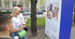 Liepu alejā pie Ministru kabineta ēkas līdz 28. maijam apskatāma izstāde "Karikatūrista kods – mīti un patiesība par Latvijas dalību ES un NATO".