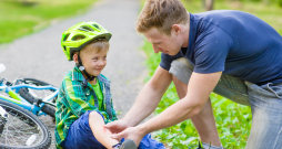 Traumas gūst ne tikai sportiskā azarta cienītāji, bet pa ķibelei var gadīties arī tiem, kas dodas ar velosipēdu atpūtas braucienā. Traumas gūst ne tikai sportiskā azarta cienītāji, bet pa ķibelei var gadīties arī tiem, kas dodas ar velosipēdu atpūtas braucienā.