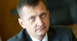 "Ir svarīgi, lai kopumā nesamazinās lauksaimniecības produkcijas izlaide un ieņēmumi no tās. Ja būs ieņēmumi, tad pastāvēs nozares un laukos būs cilvēki," tā zemkopības ministrs Armands Krauze. "Ir svarīgi, lai kopumā nesamazinās lauksaimniecības produkcijas izlaide un ieņēmumi no tās. Ja būs ieņēmumi, tad pastāvēs nozares un laukos būs cilvēki," tā zemkopības ministrs Armands Krauze.