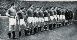 Mančestras “United” futbolisti 1958. gada 5. februārī pirms spēles ar Belgradas komandu. Nākamajā dienā astoņi futbolisti gāja bojā lidmašīnas katastrofā Minhenē, bet citi guva nopietnus ievainojumus. Mančestras “United” futbolisti 1958. gada 5. februārī pirms spēles ar Belgradas komandu. Nākamajā dienā astoņi futbolisti gāja bojā lidmašīnas katastrofā Minhenē, bet citi guva nopietnus ievainojumus.