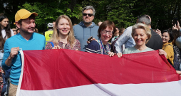 Latvieši Briselē Piecdesmitgades parkā Eiropas Savienības lielākās paplašināšanās divdesmit gadiem veltītajā pasākumā kopā ar Eiropas Komisijas priekšsēdētāju Urzulu fon der Leienu.