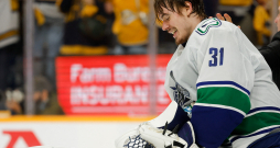 Latvijas vārtsargs Artūrs Šilovs Vankūveras "Canucks" formā.