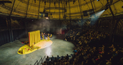 “CirqueMusique” izrādi “Nevaru ciest, ka viņi ēd tik skaļi”. “CirqueMusique” izrādi “Nevaru ciest, ka viņi ēd tik skaļi”.
