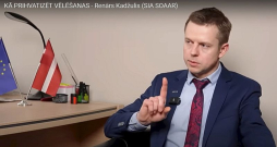Pirms gada, 2023. gada maijā, Renārs Kadžulis partijas "Latvija pirmajā vietā" "youtube.com" kanālā garā intervijā klāstīja savas pārdomas par vēlēšanu organizēšanu. Pusgadu vēlāk viņš kļuvis par šīs partijas biedru. Jāpiebilst, ka uzņēmums "Soaar" sadarbību ar Centrālo vēlēšanu komisiju sāka 2010. gadā, kad CVK vadīja nelaiķis Arnis Cimdars, kurš 2021. gadā pievienojās Šlesera veidotajai partijai "Latvija pirmajā vietā" un kļuva par partijas ģenerālsekretāru.
