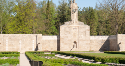Brāļu kapos zied samtenes Latvijas un Ukrainas karogu krāsās. 