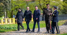 Pirms lemt par Rēzeknes domes atlaišanu, valdība deva tai iespēju nosvinēt valsts svētkus. Pilsētā 4. maijā notika arī armijas parāde, bija ieradies aizsardzības ministrs Andris Sprūds un Nacionālo bruņoto spēku komandieris Leonīds Kalniņš, kurus uzņēma pilsētas mērs Aleksejs Stecs.