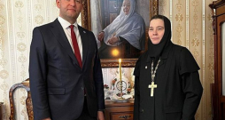Igaunijas iekšlietu ministrs Lauri Lēnemetss, apmeklējot Pihtitsas klosteri, tikās ar tā vadītāju igumeni Filaretu.