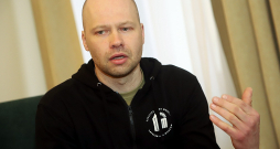 Jānis Tomaševskis: "Pilsētas nīcināja abas puses. Sākumā posta padomju aviācija, pēc tam atkāpjoties spridzina vācieši." Jānis Tomaševskis: "Pilsētas nīcināja abas puses. Sākumā posta padomju aviācija, pēc tam atkāpjoties spridzina vācieši."