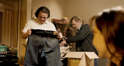 Kadrs no daudzsēriju filmas "Padomju džinsi". Kadrs no daudzsēriju filmas "Padomju džinsi".