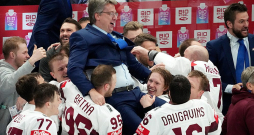 Pērn Latvijas hokeja izlasei pasaules čempionāts noslēdzās ar bronzas medaļām un galvenā trenera Harija Vītoliņa urravāšanu gaisā. Tagad komanda ir gatava rakstīt jaunu lappusi Latvijas hokeja vēstures grāmatā. Pērn Latvijas hokeja izlasei pasaules čempionāts noslēdzās ar bronzas medaļām un galvenā trenera Harija Vītoliņa urravāšanu gaisā. Tagad komanda ir gatava rakstīt jaunu lappusi Latvijas hokeja vēstures grāmatā.