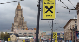 Tiek uzskatīts, ka Austrijas "Raiffeisen Bank International" pašlaik kārto aptuveni pusi naudas plūsmu starp Krieviju un pārējo pasauli. Pamest peļņas āderi banka nesteidzas. Arī sadarbības iestrādnes jau senas – attēlā "Raiffeisen Bank International" reklāmas Maskavas ielās 2005. gadā. Tiek uzskatīts, ka Austrijas "Raiffeisen Bank International" pašlaik kārto aptuveni pusi naudas plūsmu starp Krieviju un pārējo pasauli. Pamest peļņas āderi banka nesteidzas. Arī sadarbības iestrādnes jau senas – attēlā "Raiffeisen Bank International" reklāmas Maskavas ielās 2005. gadā.