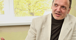 Mārtiņš Liepa: "Tēva apskāviens, padoms īstajā brīdī un glāsts ir desmit reižu vērtīgāks nekā īsziņa par kontā pienākušiem simt eiro." Mārtiņš Liepa: "Tēva apskāviens, padoms īstajā brīdī un glāsts ir desmit reižu vērtīgāks nekā īsziņa par kontā pienākušiem simt eiro."