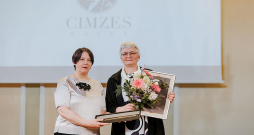 Cimzes balvas laureāte, Ilūkstes Mūzikas un mākslas skolas direktore, mākslas skolotāja Ilona Linarte-Ruža (no labās) teic: "Ja lauku reģionus "atbrīvos" no mācību iestādēm, tad bērni uz mājām dosies vairs tikai vienreiz nedēļā un laukos vairs nebūs ne pieraduši, ne ieinteresēti strādāt." Attēlā: kopā ar LNKC direktori Signi Pujāti. Cimzes balvas laureāte, Ilūkstes Mūzikas un mākslas skolas direktore, mākslas skolotāja Ilona Linarte-Ruža (no labās) teic: "Ja lauku reģionus "atbrīvos" no mācību iestādēm, tad bērni uz mājām dosies vairs tikai vienreiz nedēļā un laukos vairs nebūs ne pieraduši, ne ieinteresēti strādāt." Attēlā: kopā ar LNKC direktori Signi Pujāti.
