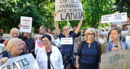 Vakar akcijā pulcējās vairāki radošie ļaudis – arī Janīna Kursīte (no kreisās), Elita Veidemane, Ina Druviete, Sarmīte Ēlerte.
