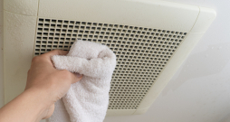 Ventilācijas sistēmas regulāri jākopj un reizi gadā jādezinficē. Mehāniski jānotīra putekļi no restītēm. 