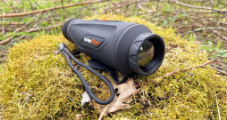 ThermTec Cyclops monoklis ir samērā neliels un viegls, ērti ieguļ plaukstā. Komplektā ir neliela plaukstas siksniņa, lai to varētu ērtāk turēt, un mazliet garāka, lai ierīci varētu pakārt kaklā.