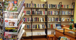 Stienes bibliotēkā glabājas ap 4000 grāmatu.