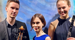 "Trio Fabel" spēlētā mūzika bija stilistiski un konceptuāli kontrastaina. No kreisās: čellists Kristaps Bergs, pianiste Linda Leine un klarnetiste Anna Gāgane.
