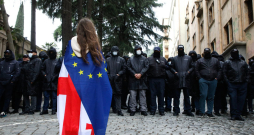 Gruzijas galvaspilsētā Tbilisi notikušo protestu laikā protestētāja ar Eiropas Savienības un Gruzijas karogiem nostājusies pretī policistiem, kas apsargā parlamenta ēku. Gruzijas jaunieši raizējas, ka valdošā partija "Gruzijas sapnis" grasās atņemt viņiem sapni par Gruzijas pievienošanos Eiropas Savienībai.